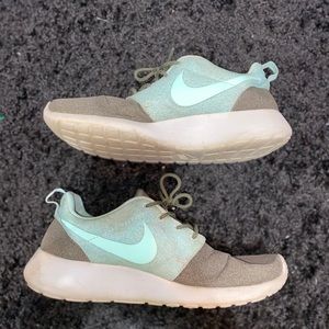 💚💙Nike Roshe customized colors!!